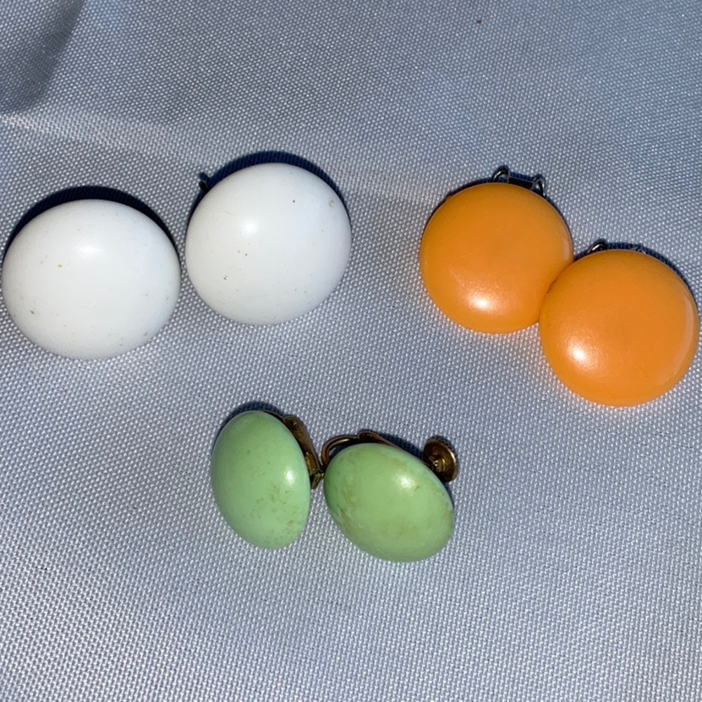 ⭐️6/$50 Vintage bundle Button clip on Earrings Set - White, Orange, Green